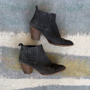 Dolce Vita gray suede Ankle Booties (9)